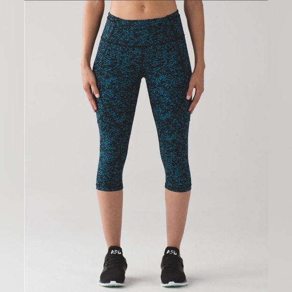 lululemon athletica Pants - Lululemon Outrun 17" CropIced Wave Capri Black / Black